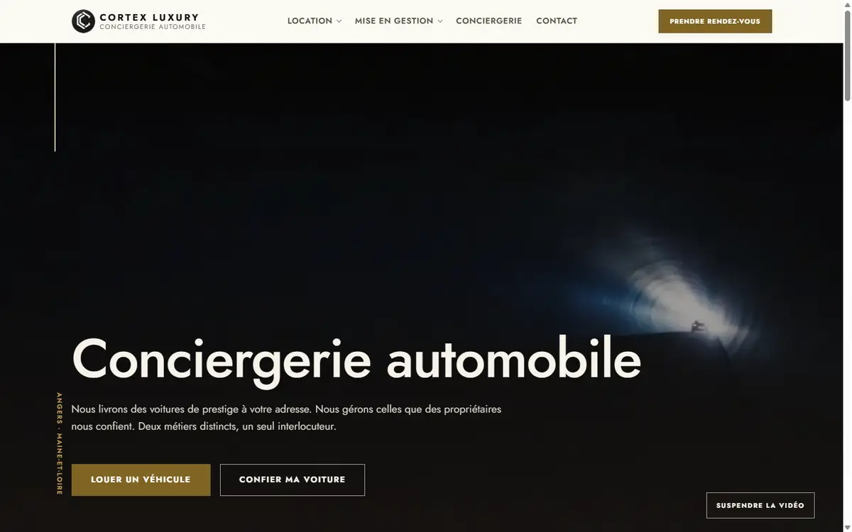 Page d'accueil du site Cortex Luxury, le titre Conciergerie automobile sur une vidéo sombre